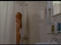 Kimberley Kates sort de la douche a poil pour ouvrir au room service 